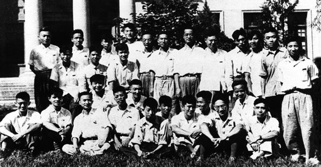 南京大学水利系部分师生在并入华东水利学院前合影