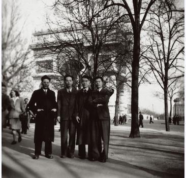 1947年底，吴冠中（右一）与同学在凯旋门前