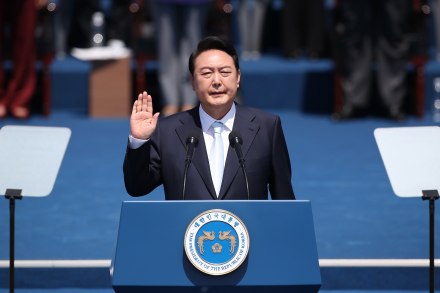 2022年5月10日，尹锡悦宣誓就职