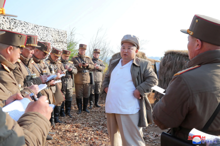 指导朝鲜人民军各军迫击炮兵部队炮击训练