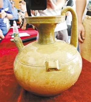 东晋“青釉鸡首壶” 