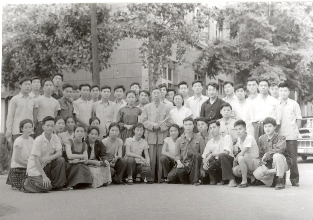 1960年，老舍来中央戏剧学院讲学后与学生们合影