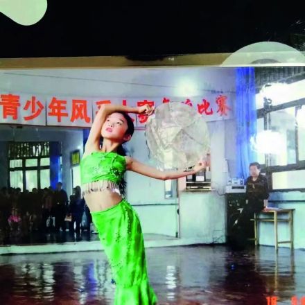 2005年，吴艳妮参加自贡市少儿风采大赛，获得一等奖