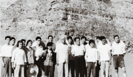 1965年，汪胡桢（中）与学生考察期间