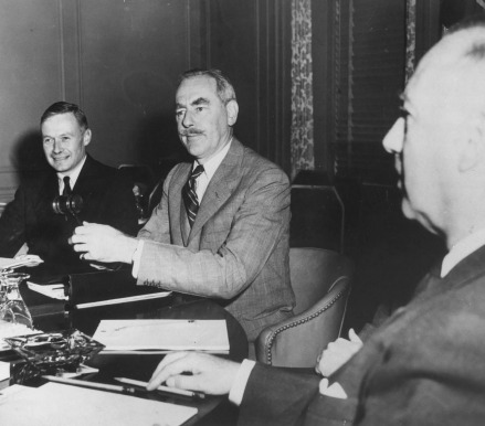1950年9月15日，美国国务卿艾奇逊（中）呼吁召开北约会议 