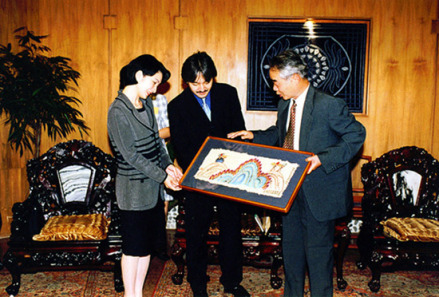 文仁夫妇访问中国云南1998年8月3日