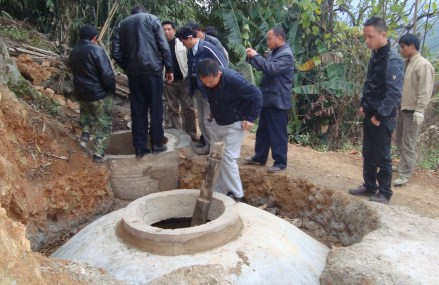 修建沼气池
