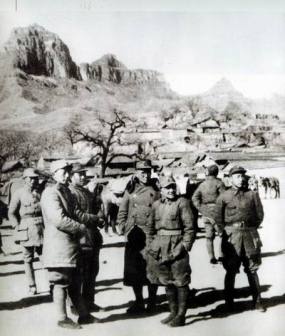 邓小平等山西辽县峪镇八路军总部合影（1940年春）