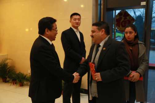 与好友玻利维亚驻华大使查卢普亲切交流