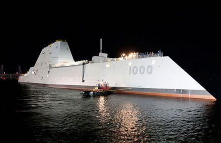 巴斯钢铁造船厂的船坞驶出的朱姆沃尔特号