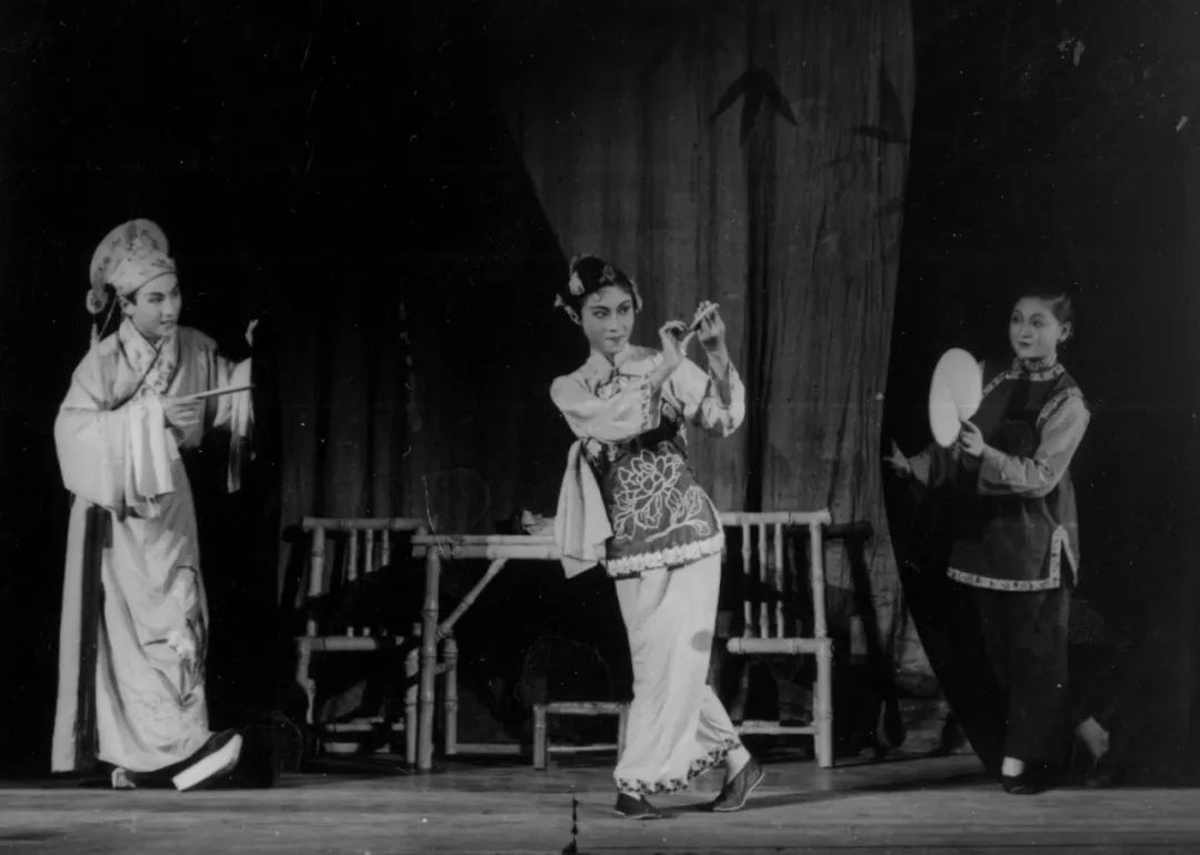 1957年，表演系53班学生演出《拾玉镯》
