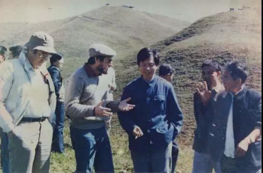 盖勒希（左二）在南山研究草山开发
