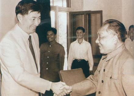 1977年，邓小平会见丁肇中 