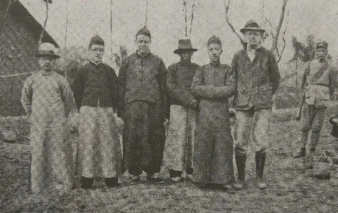 葛维汉教授（右一）与担任此次发掘副领队的林名均先生（左一） 