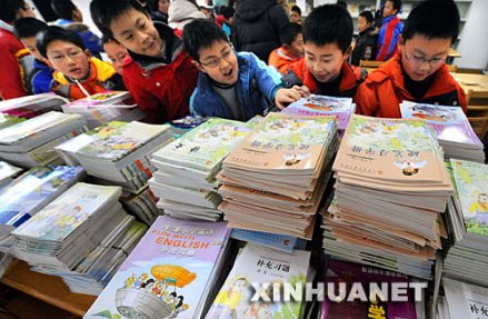 学生代表在阅览室为本班同学领取免费新课本