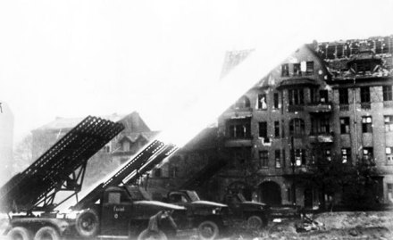 1945年4月，红军喀秋莎炮轰柏林。