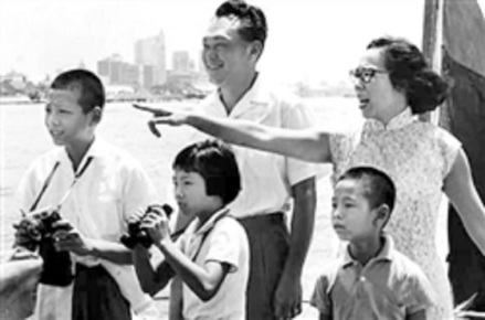 李光耀夫妇与三个孩子在一起