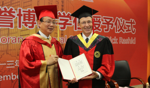 2013年11月，成立十五年之际，创始人获中科大荣誉博士学位
