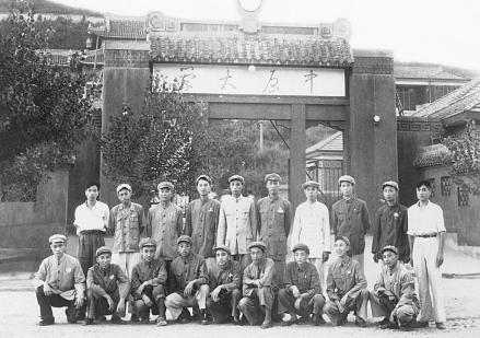 中原大学校门