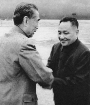 周恩来抱病欢送邓小平