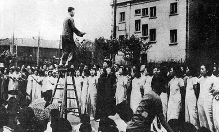 刘良模指挥青年会成员演唱《义勇军进行曲》。