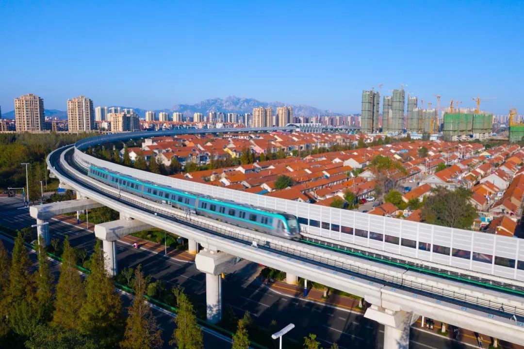 行驶中的青岛地铁西海岸快线的列车