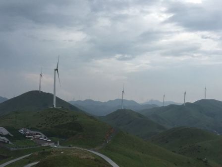 南山牧场的风电机