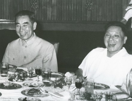 周恩来与邓小平在招待会上（1963年）