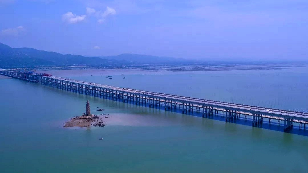 东山湾北端石矾塔一带海面