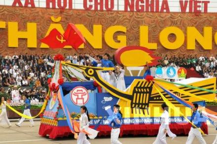 “青年标兵”彩车参加河内建城1000周年庆典
