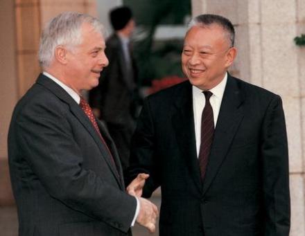 香港首任特首董建华与彭定康