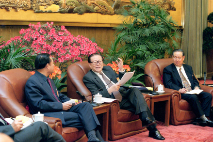 2000年3月，江泽民同志和姜春云同志参加吉林代表团讨论