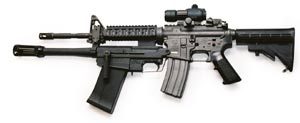 装有XM26散弹枪的M4卡宾枪