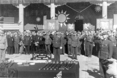 中国北平战区受降仪式完毕,全体向国旗致敬!