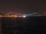 韦拉札诺海峡桥的夜景。