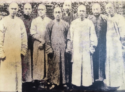 谭嗣同（左二）与时务学堂教习合影