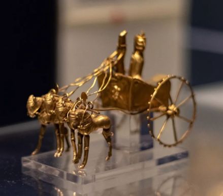 当地时间2019年8月3日，大英博物馆展出的波斯金马车 