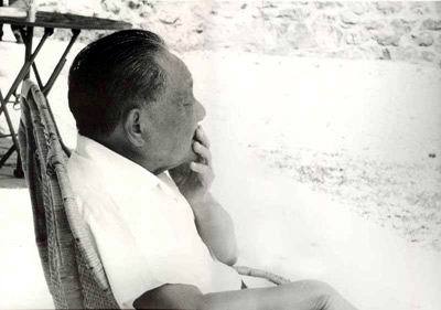 1983年海边沉思的邓小平