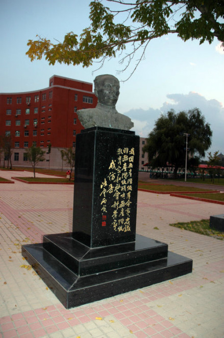 成仿吾塑像