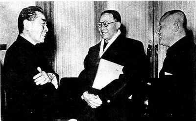 全国政协第一次会周恩来与资耀华(中)