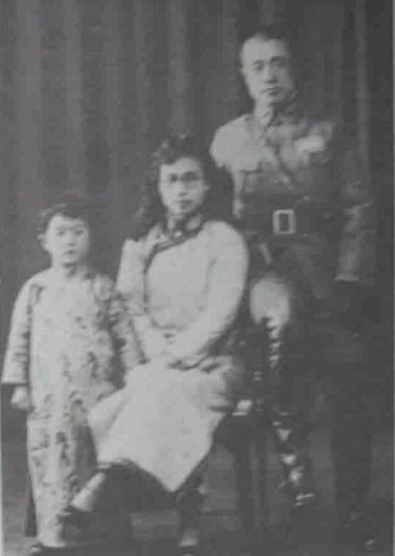 杜聿明及其夫人曹秀清（中）、女儿杜致礼1932年在上海的留影 