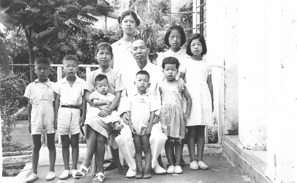 丘成桐全家福（1955年摄于香港沙田；前排左一为丘成桐）