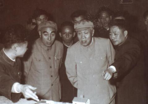 董必武参观合肥工业大学科技成果展览馆