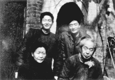 赵季平（后排左）与父亲、母亲的合影