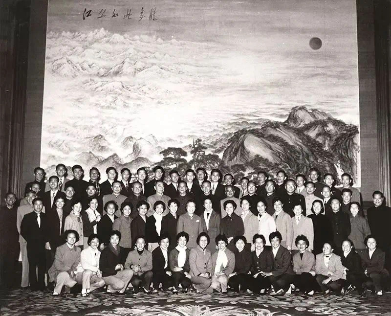 中央领导周恩来等在人民大会堂接见剧团人员（孟莉英一排左二） 