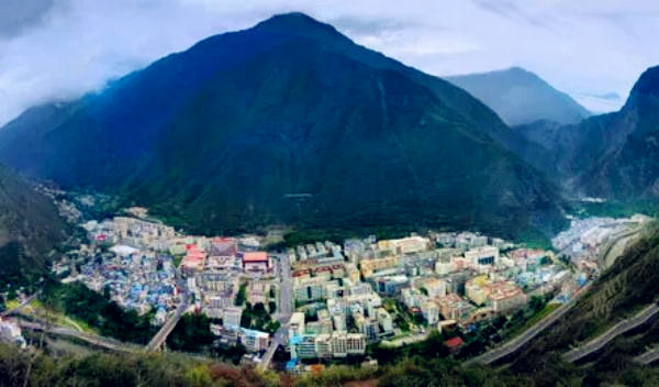 理县县城全景