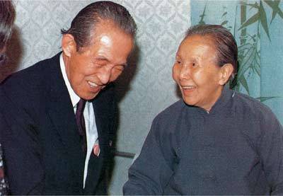 1984年井上靖与中国作家冰心 