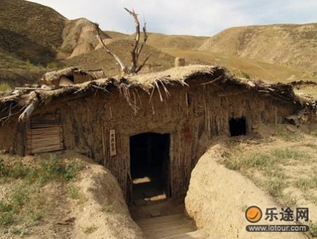 昔日兵团战士住过的地窝子