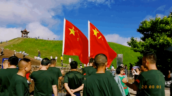 紫阳峰景区-紫阳峰游人如织（动态图）阳梦的慢时光/摄