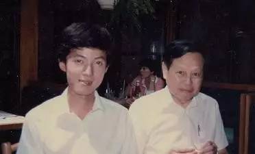 1987年张首晟博士毕业时与杨振宁的合影
